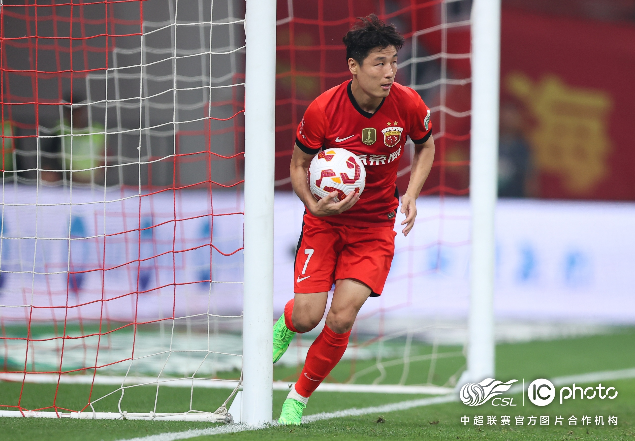 关于中超倒计时；上海海港关键时刻更衣室发声；细节引发关注；赛场秩序良好；身体对抗强度拉满的信息