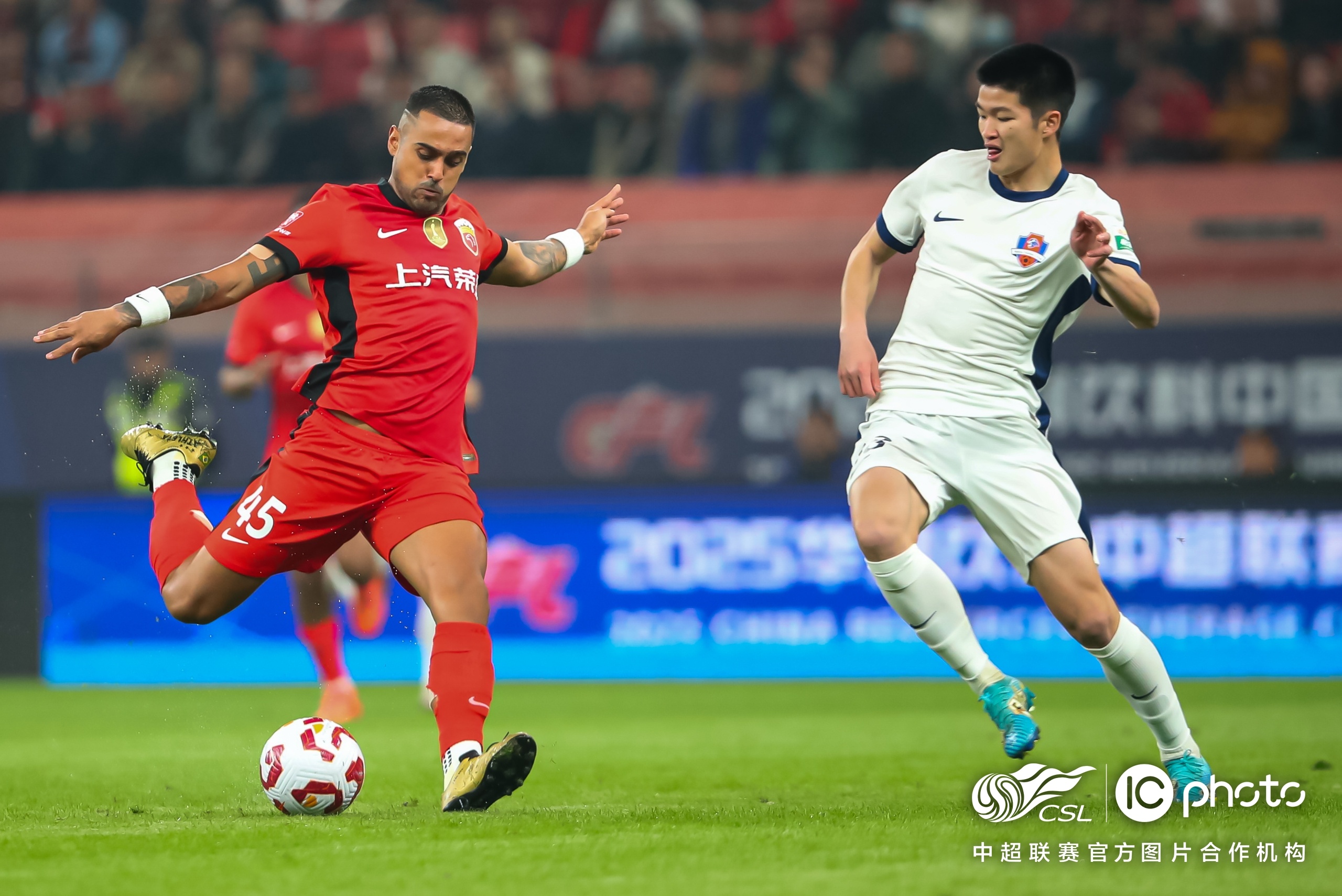 包含赛地聚焦——法国杯赛前热度飙升，广州队远射贴柱，管理层满意，训练强度明显提升的词条