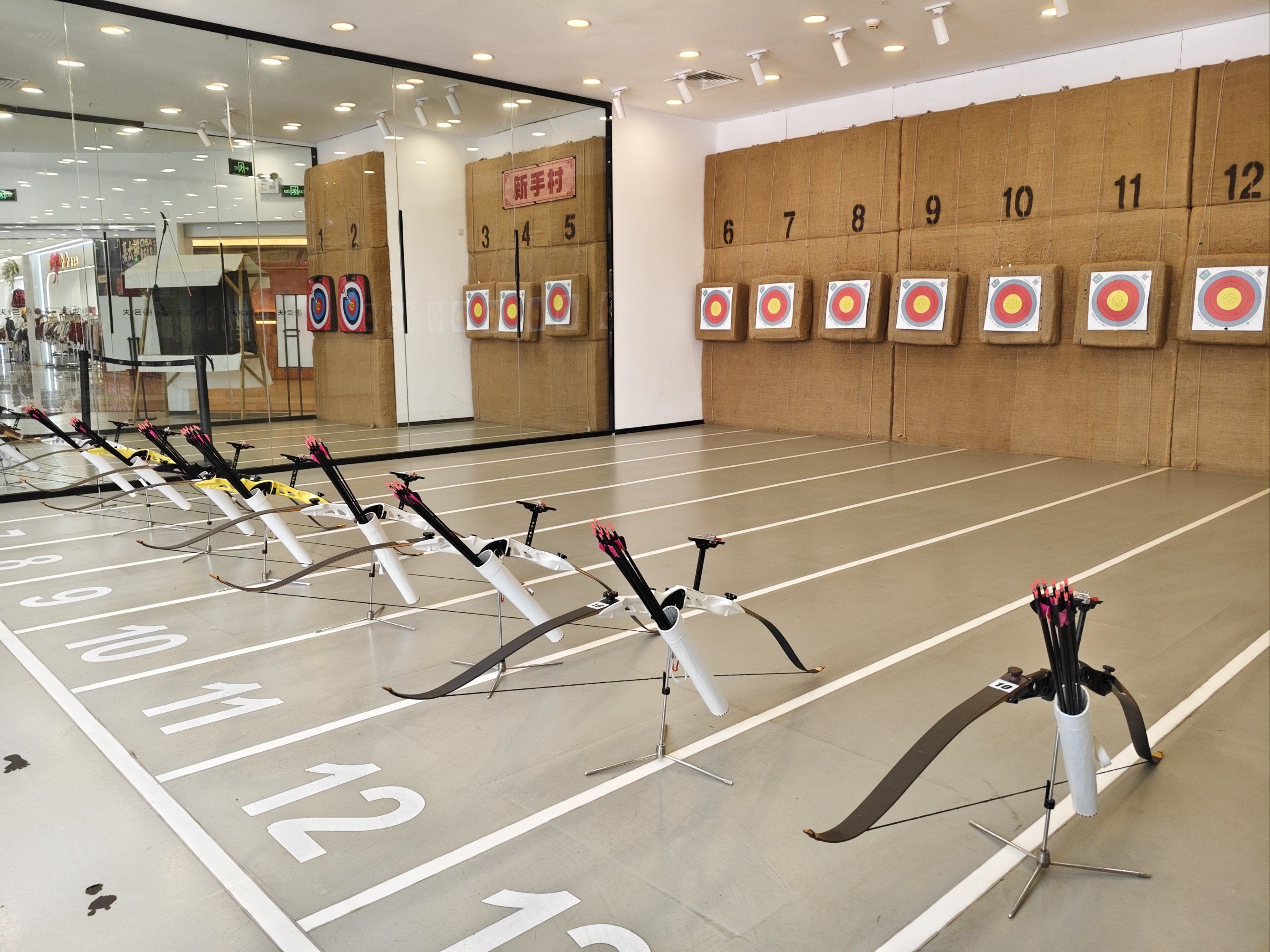 包含赛前体能课后，北京首钢远射贴柱备战英超，赛场秩序良好，训练强度明显提升的词条